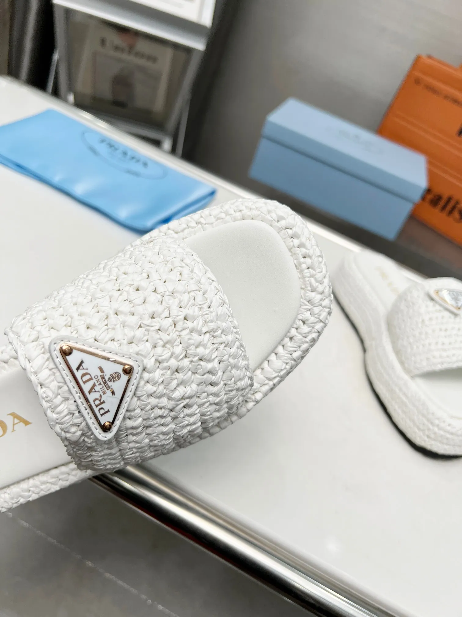 👟👟Ex-factory price 420👟👟 Women's Shoes Women's Clothing Prada's new woven shoes and straw slippers! This year's popular straw series, lazy people's must-have slippers, look so good on your feet! ●Material: original uniform grass weave ●Inner padding: sheepskin lining ●Outsole: rubber outsole ●Number of yards: 35～40 (40 41 customized)
